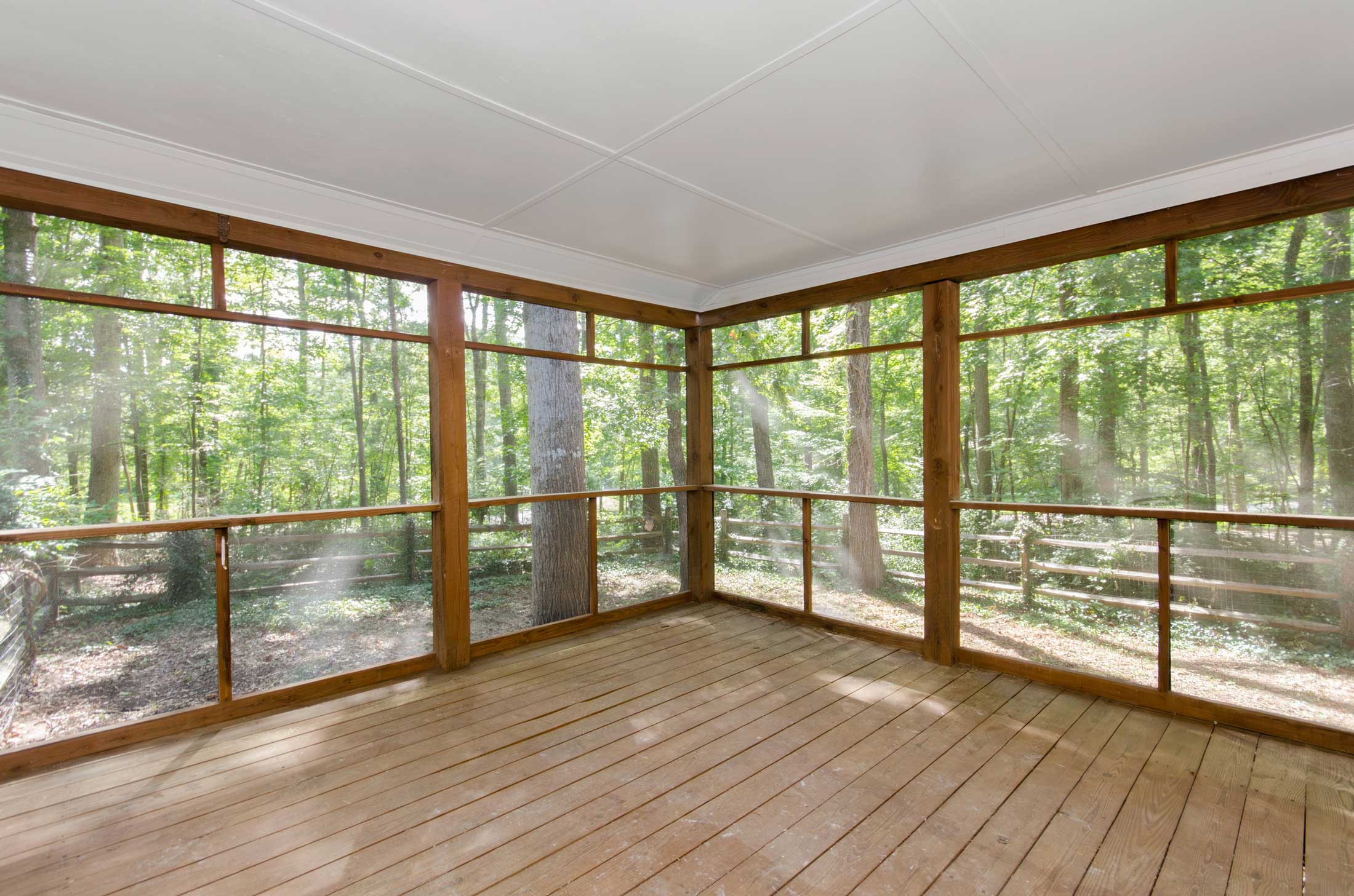 Screened deck enclosure